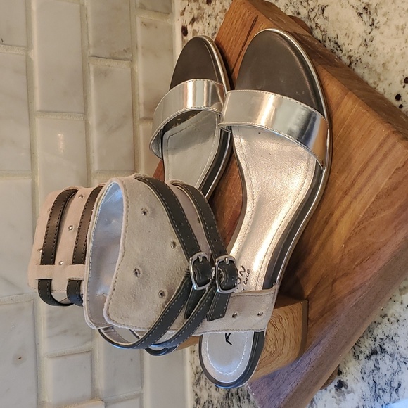 Women's Kenneth Cole Reaction Silver Sandals - Picture 2 of 8